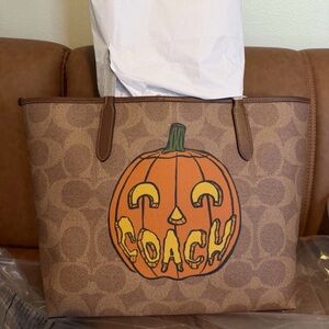 Coach Tan Pumpkin Graphic Tote in Halloween Print NWT 2025
